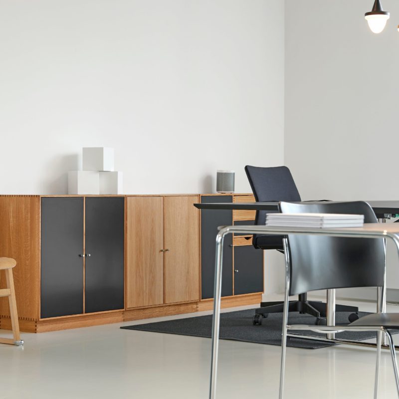 Mobilier et fournitures de bureau