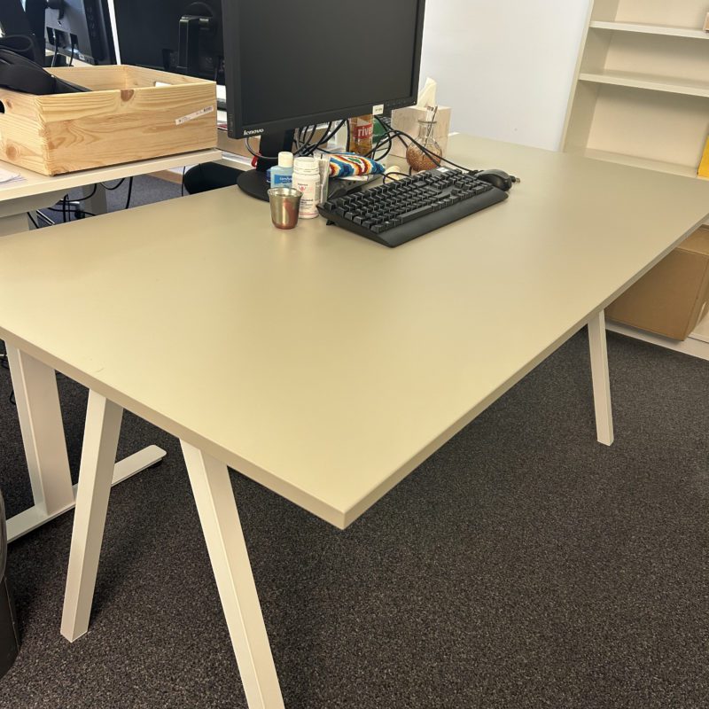 Table pieds blancs et plateau beige
